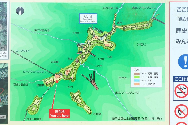 岐阜城の縄張図（現地案内板より）。