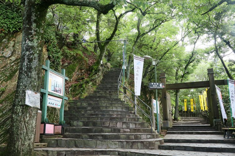 冠木門手前の分岐。左へ登ると太鼓櫓。