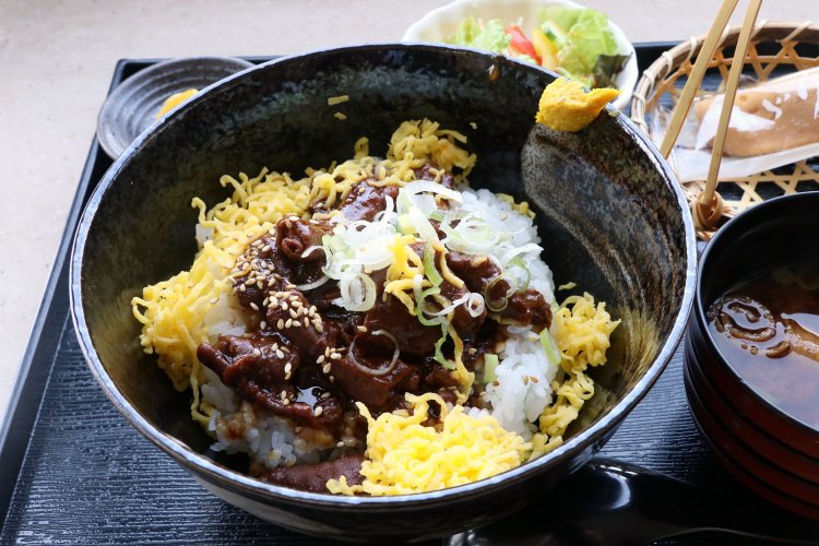 どて丼には赤だしとサラダ、鮎を模した和菓子がつく。