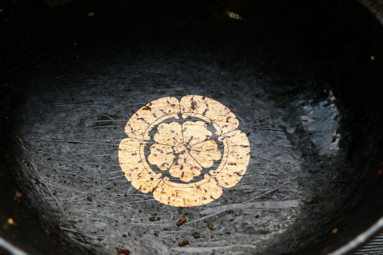 織田氏の家紋・木瓜紋（もっこうもん）のゴールドバージョンが登場。