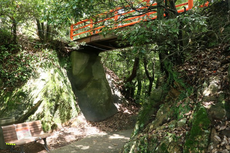 堀切の高さは2～3mほど。頭上の橋はもともとは存在しなかったはず。
