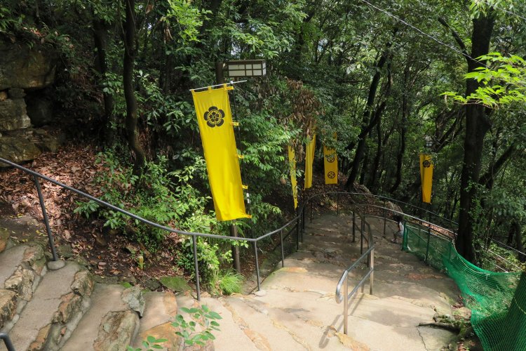 二の門は自然の崖上。登りで体力を消耗した先に……。