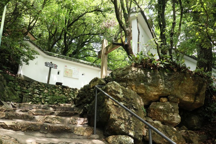 城門と城壁がそびえている。確実に討ち取られそう。