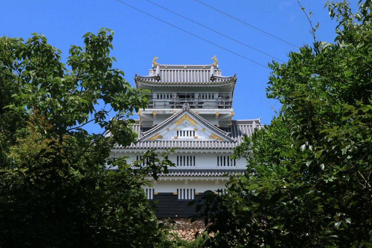 二の門をくぐると樹間から天守がお目見え。