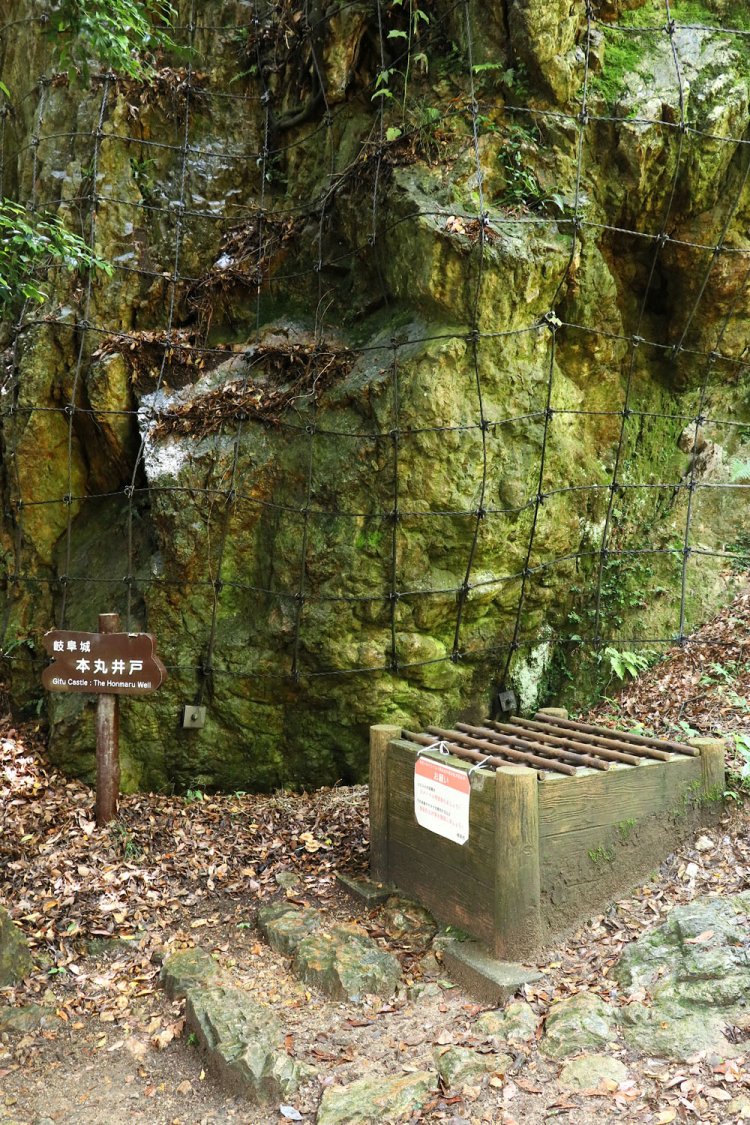 本丸井戸。ほぼ垂直の断崖直下にひっそりと。