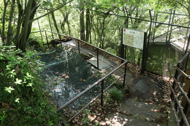 金銘水。サイズ的にも本丸井戸に引けを取らない。