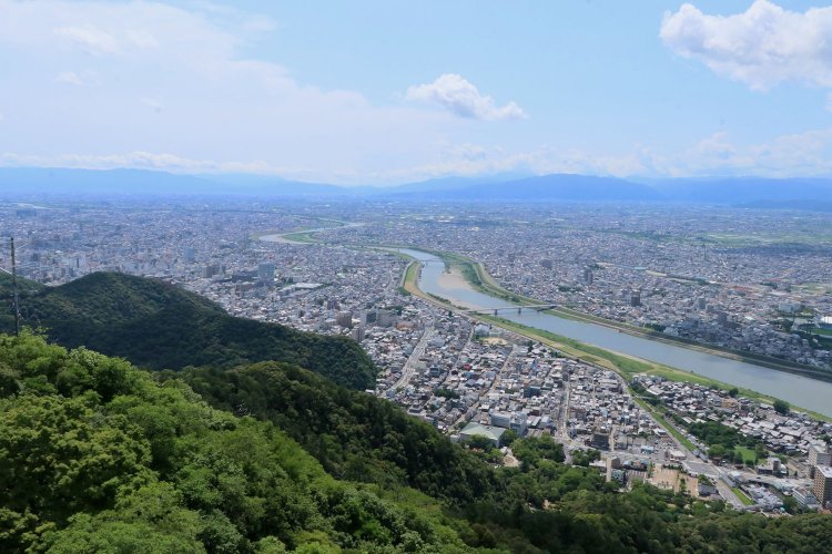 天守からの眺めは最高。長良川と濃尾平野を見晴らせる。