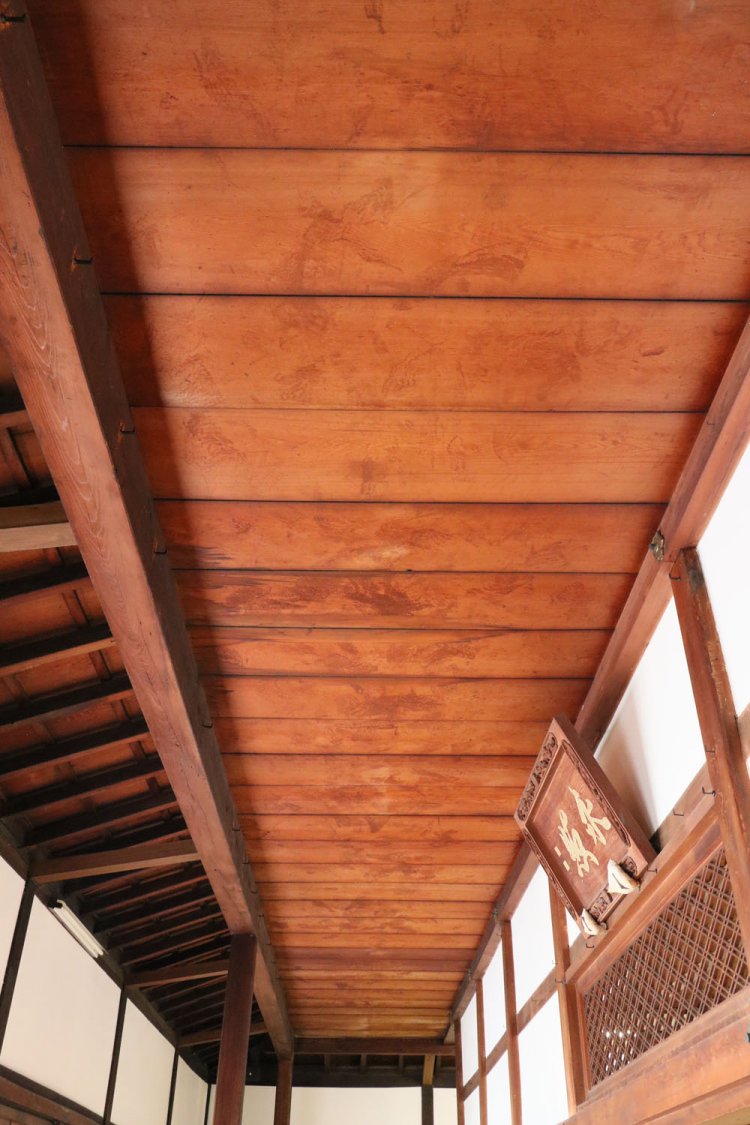 今も赤い血の跡がはっきり残る「血天井」。