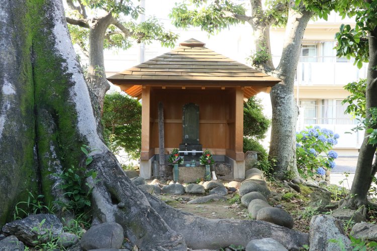 「道三塚」の墓碑には、戦いのあった年「弘治二（1556年）」の文字が刻まれている。