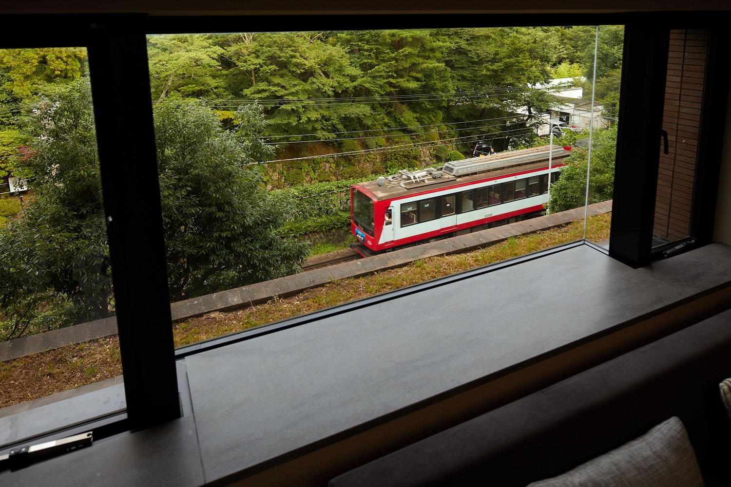 箱根ゆとわ　客室の窓から見える登山電車