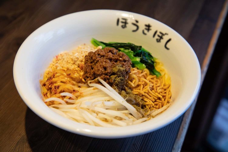 基本の汁なし担々麺880円。テイクアウト900円もおすすめ。
