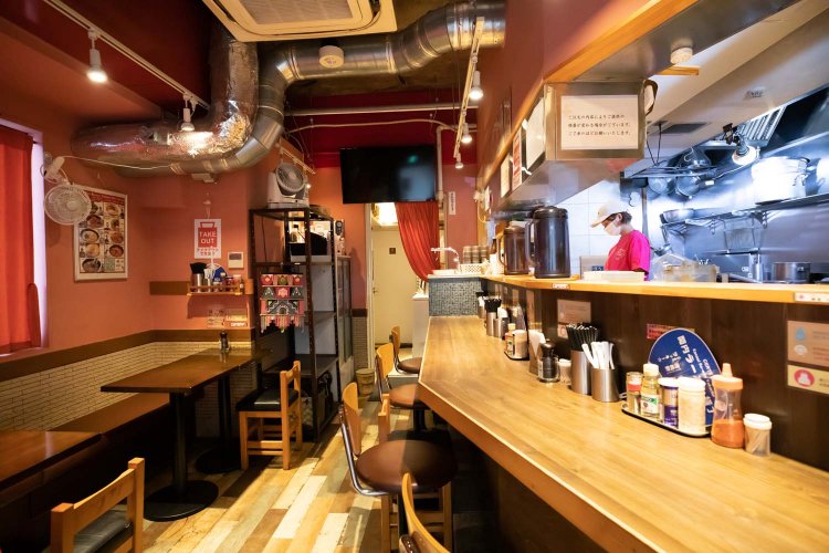 赤やピンクが基調のアジアンな雰囲気の内装。かわいい。