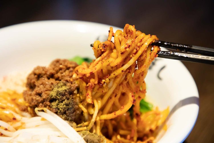 麺には全粒粉もブレンドして使用。小麦の甘みが感じられる。