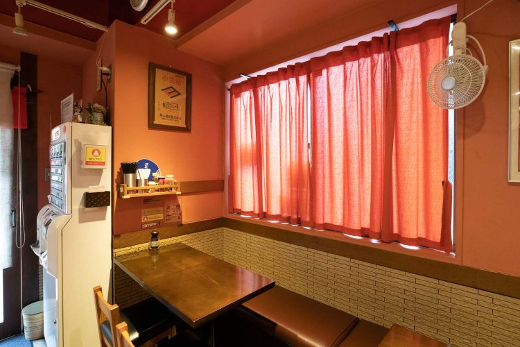 赤やピンクが基調のアジアンな雰囲気の内装がかわいらしい。