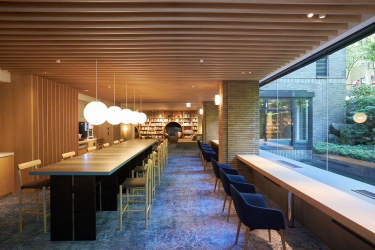 700冊の蔵書があるライブラリーラウンジ