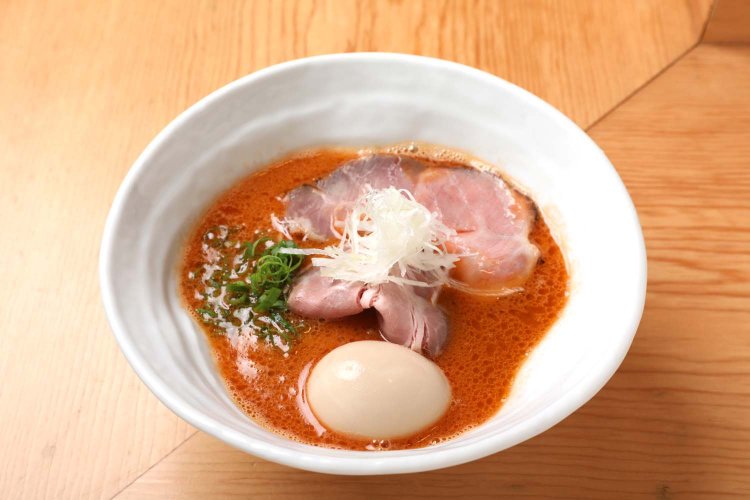 鮮やかなオレンジ色のオマール海老味噌味玉ラーメン980円。