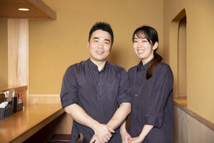 シェフのサイモンさんと奥様の須永有紗（すながありさ）さん。