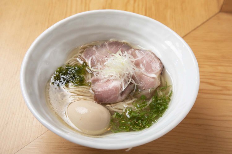 真鯛塩 味玉ラーメン900円。薄切りのレアチャーシューがのる。