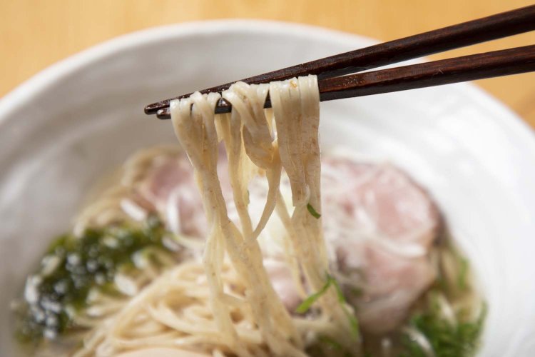 麺は表面から全粒粉の粒が見える中細麺。