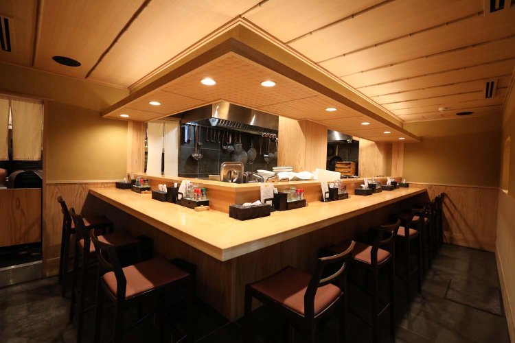 現在はカウンター9席。シンプルで清潔感あふれる店内。