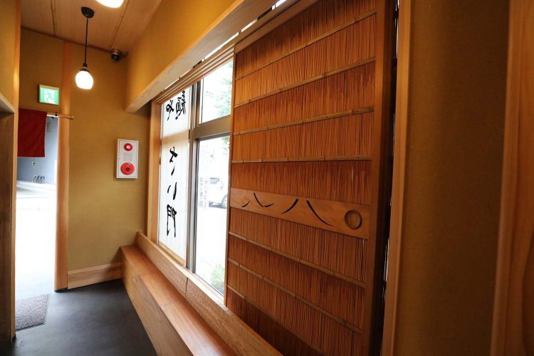 座って待つことができるスペース。この奥に券売機がある。