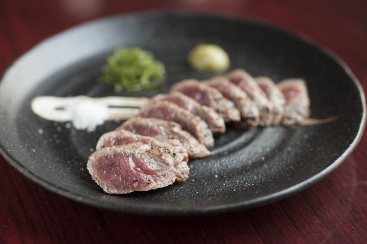 希少部位の炙りラム1050円。