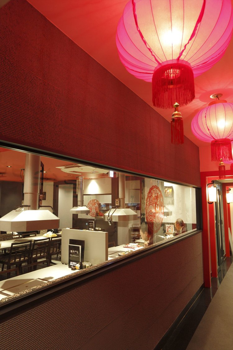 店の外廊下。目にも鮮やかな「紅」色に、食欲を刺激される。