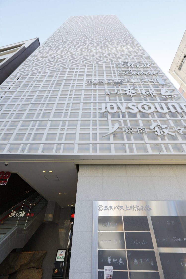 モダンなビルの4Fにある。