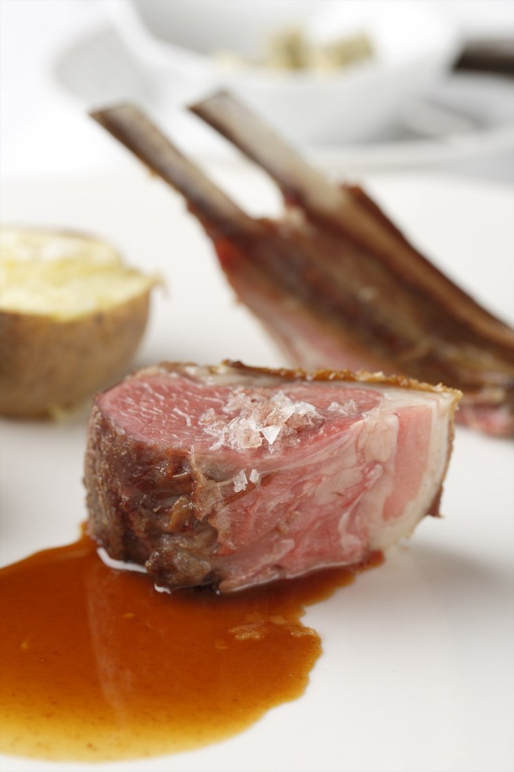 紙包みを開けると、食欲を誘う香ばしい香りと野原を思わせる藁の匂い。