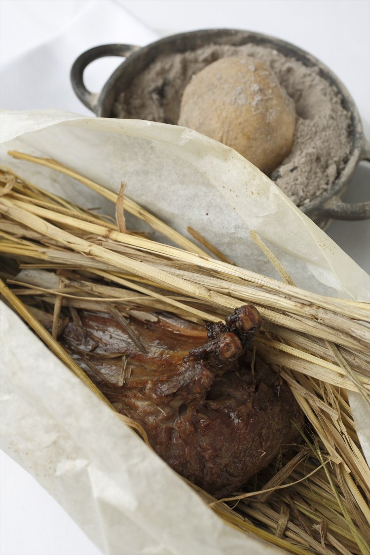 付け合わせはジャガイモの灰埋めロースト。ケシの実を加えた自家製バターで。