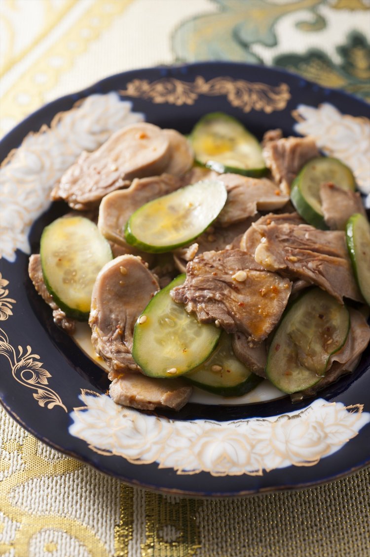 羊の舌サラダのコイティリハミセイ(中)880円。コリコリの食感が美味。