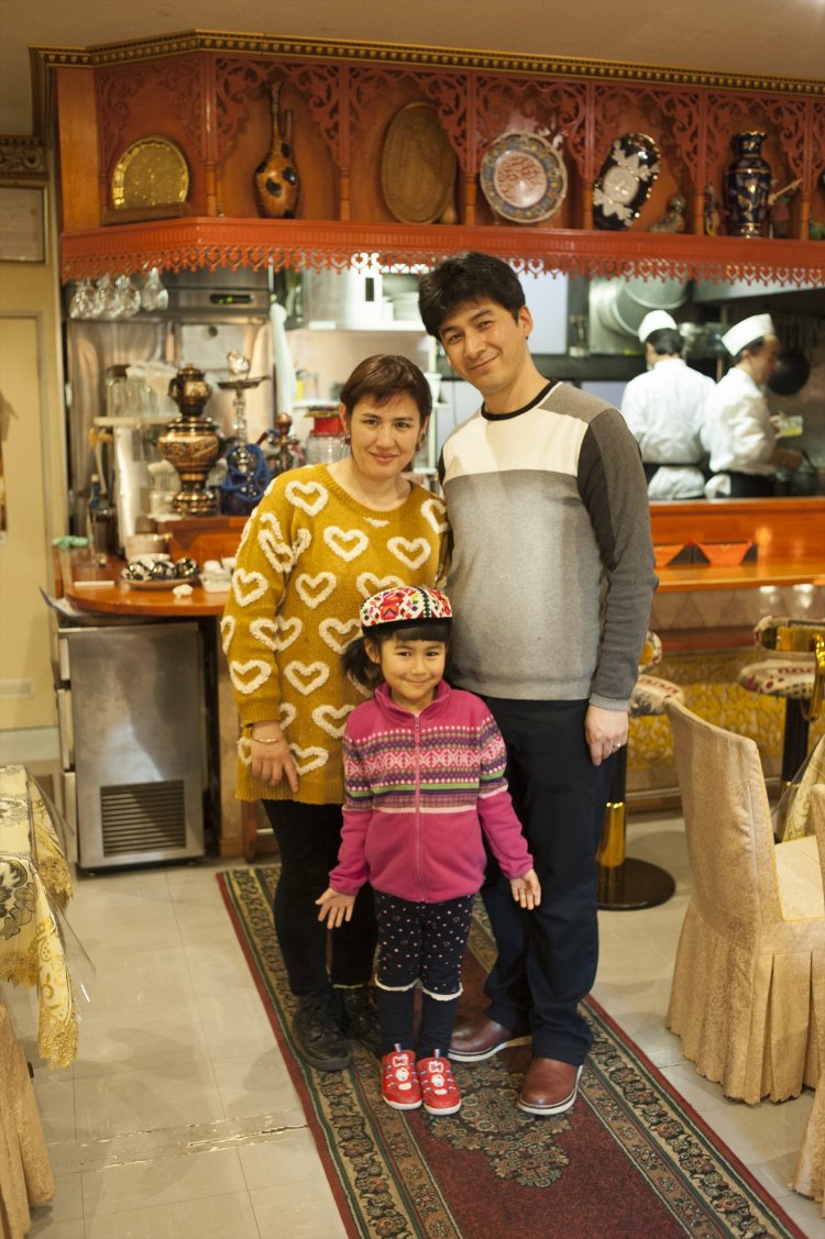 店主のスラジディン・ケリムさん(右)親子。