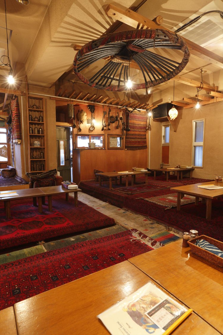 天井中央に見えるのは、遊牧民の伝統的な移動式住居・パオの屋根。