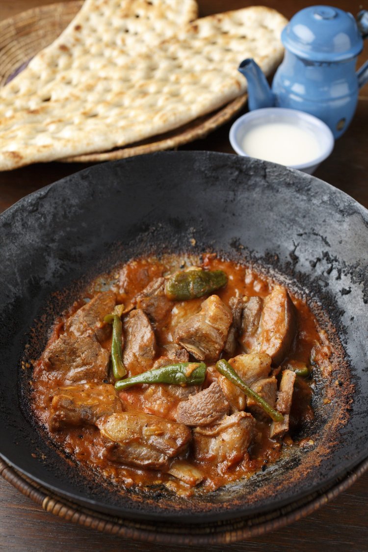 「カラヒィ」とは丸底形の鉄鍋のこと。2、3人分で3600円。ナン1枚350円はモッチモチ。