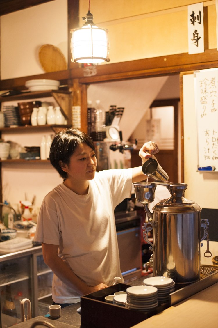燗をつける女将見習いの日下由樹子さん。