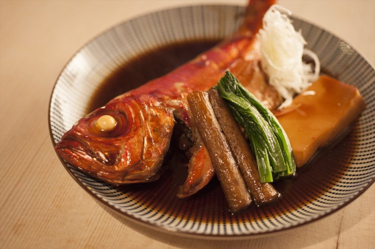 新鮮な金目煮付けは1078円と破格の安さ。そして旨い!