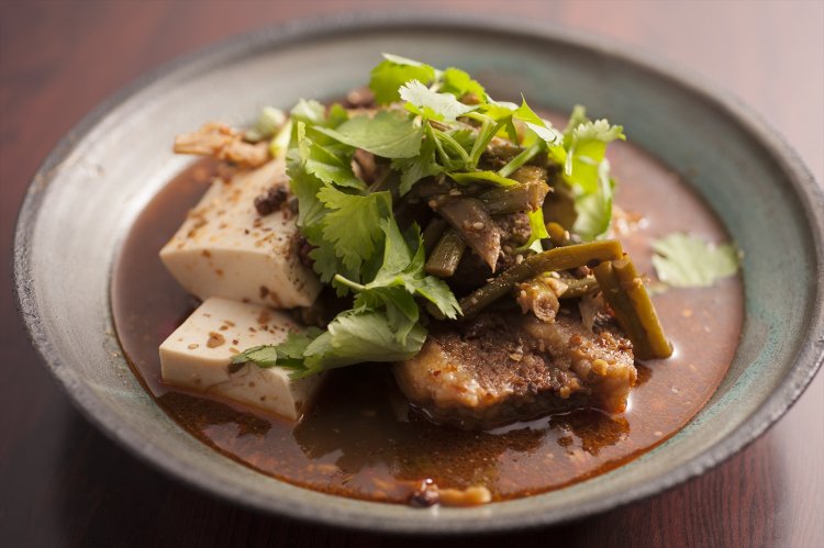 牛バラ肉の麻辣煮2200円は燗酒が止まらない肴。