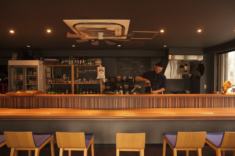 厨房に立つ店主の前田朋さん。扱う銘柄は約17種類。