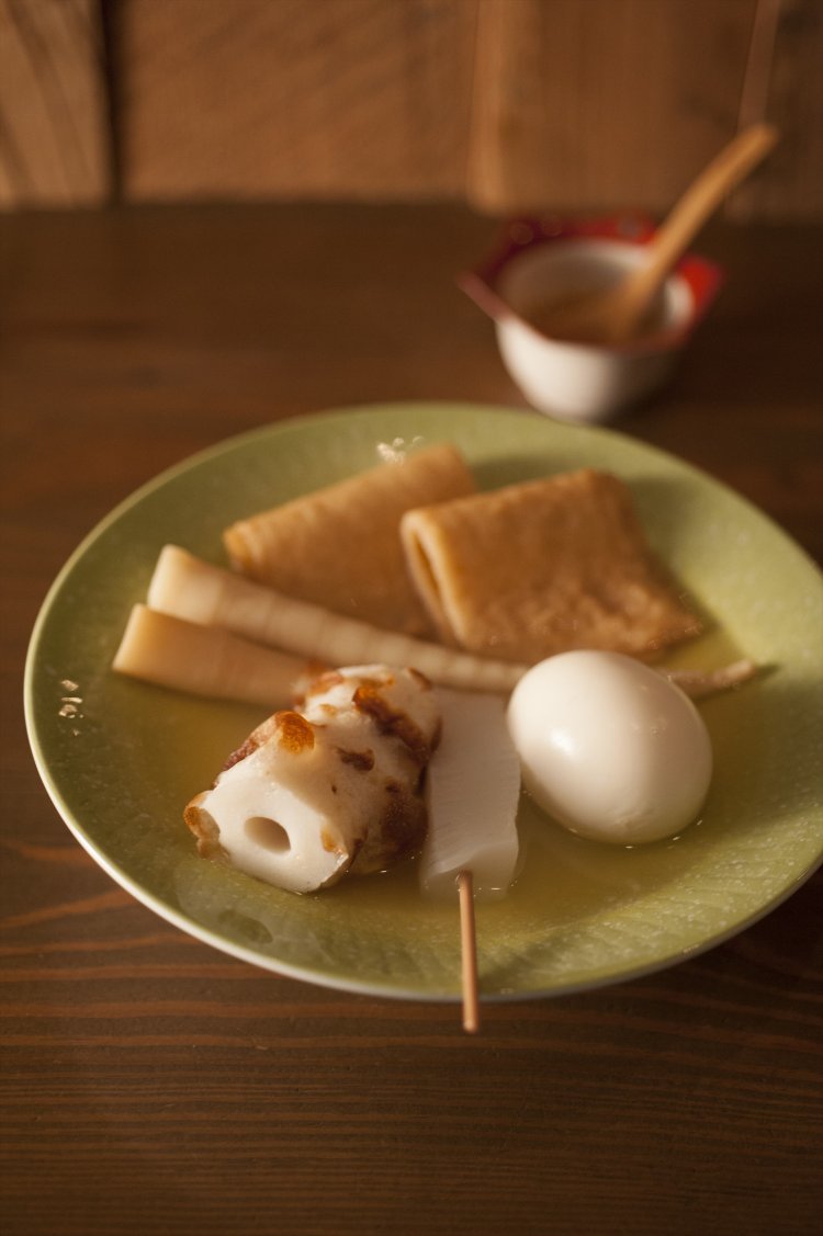ホタテの繊細な出汁を利かせた青森おでん(各200円)は生姜味噌をつけてどうぞ。