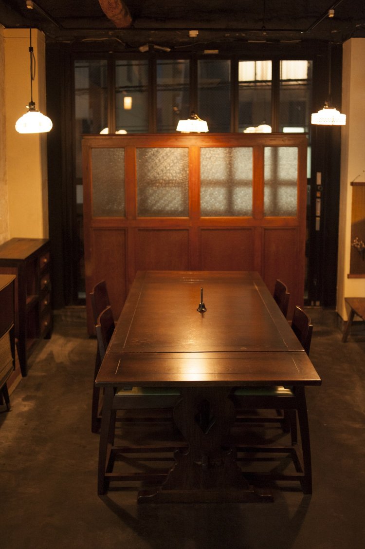 テーブル席はホッとする昭和の雰囲気。