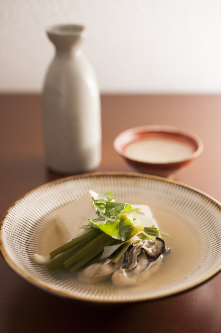 出汁のいい香りが酒を呼ぶ、かき豆腐とオニオンヌーボー980円。