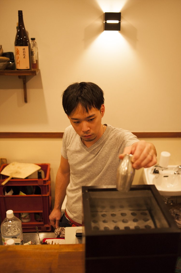 店主の多田修平さんの晩酌は燗酒という。