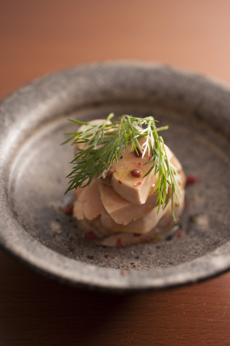 ピンクペッパーでピリリとアクセントをつけた、あん肝の白蒸し880円。