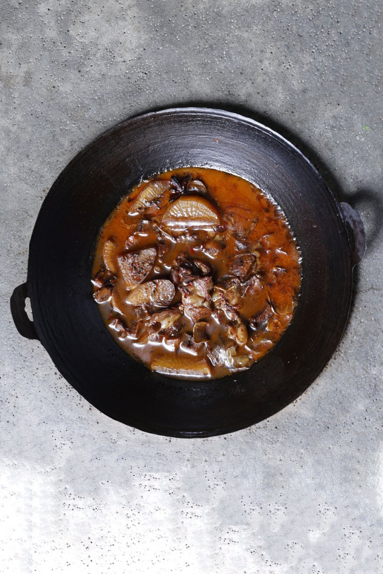 鉄鍋料理の一つ、ラム肉と大根の醤油炒め煮1680円。