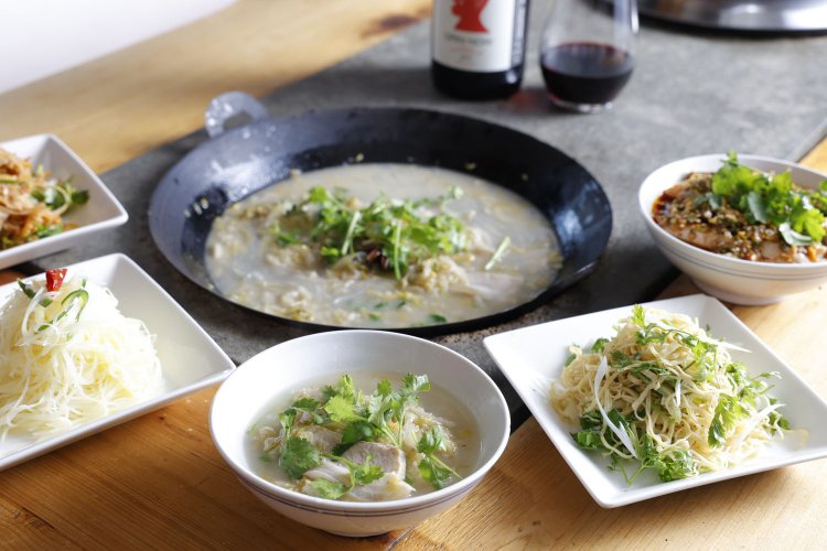 前菜5皿と鍋料理がセットになった3850円のコース。