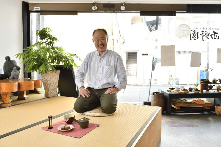 小上がりに座る西野さん。手前は店内で味わえるお茶菓子付き煎茶450円。
