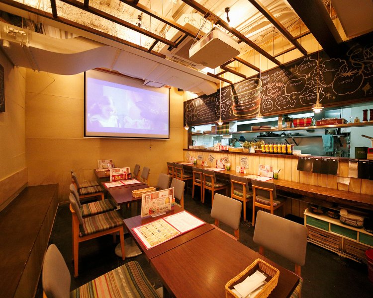 店の奥にあるプロジェクターでは、サッカー中継がされる日もある。