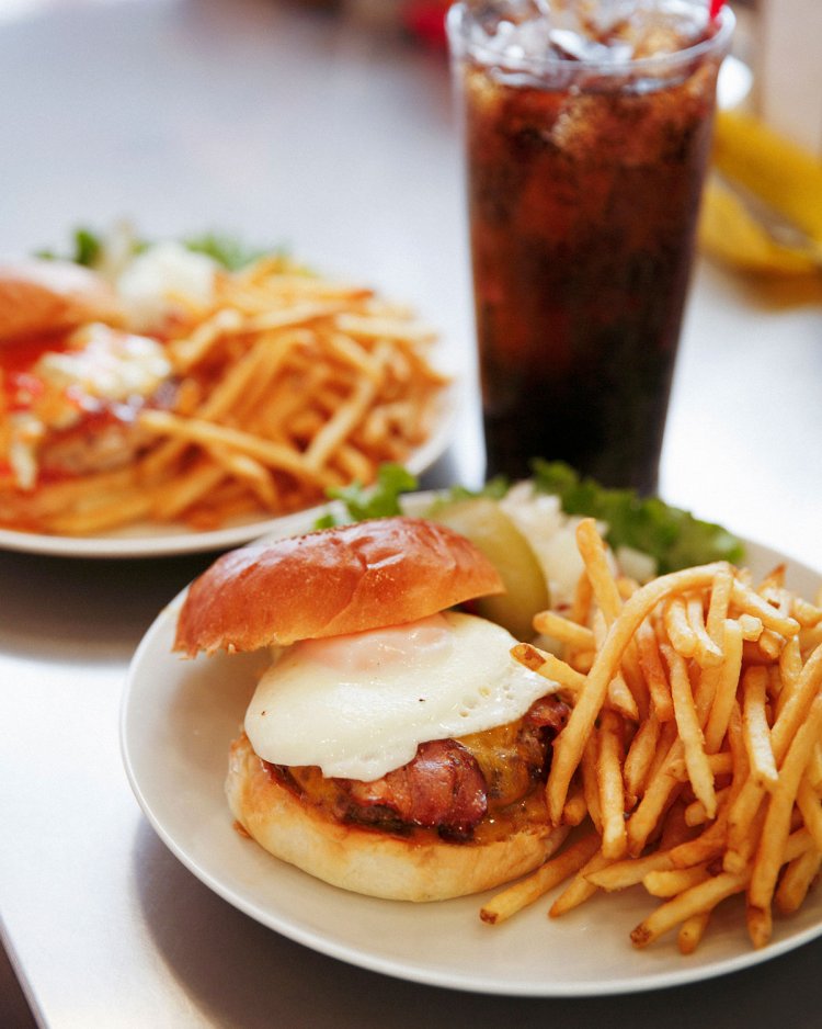肉とチーズ各2枚にベーコンなどを加えた、サニーバーガー2085円。