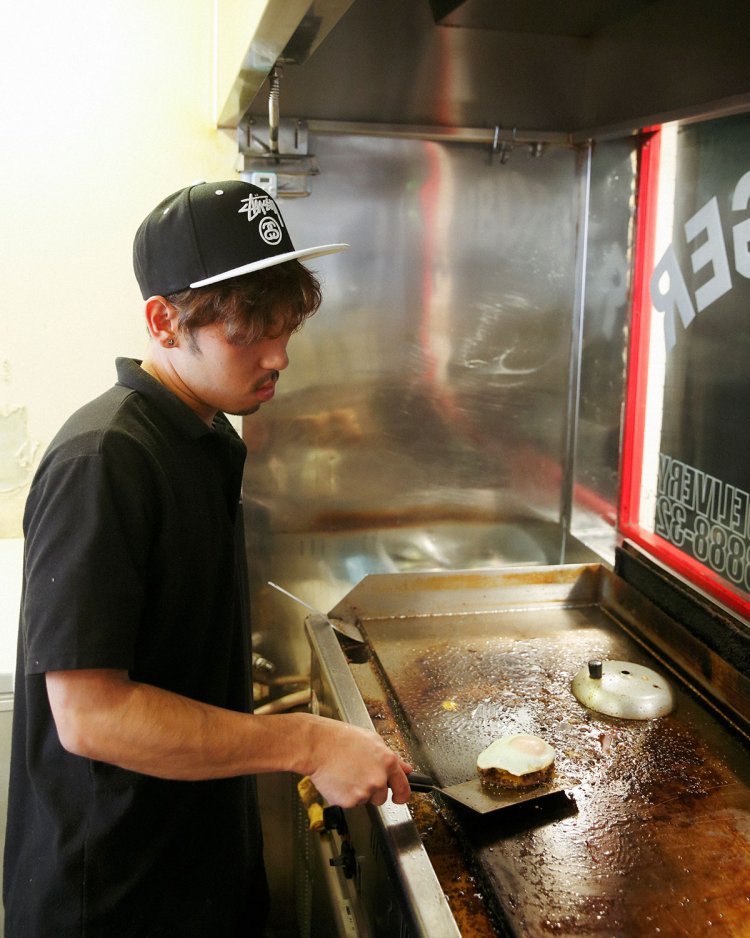 キッチンは窓に面しており、通りから厨房の様子が見える。