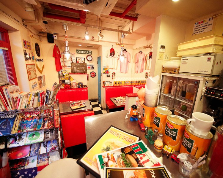 所狭しと並ぶ装飾品が楽しげな店内。